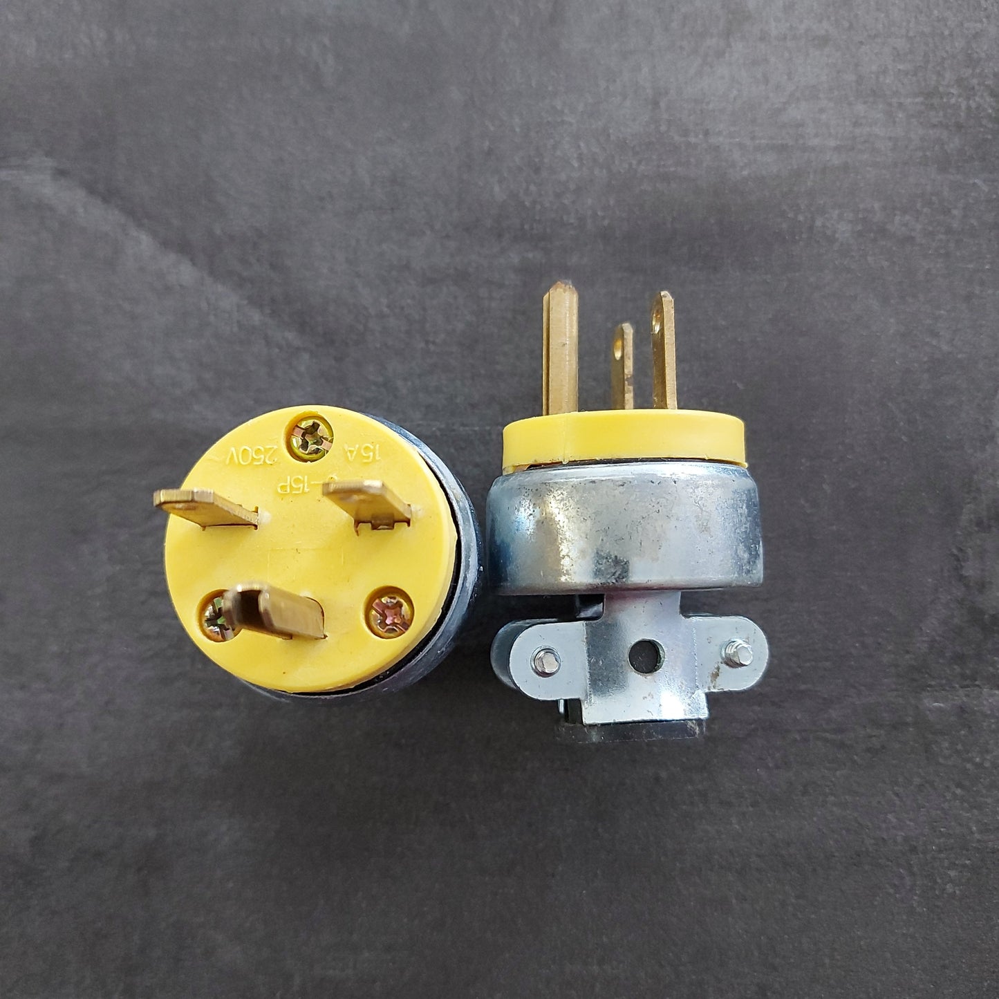PLUG MACHO 20A 220V METAL