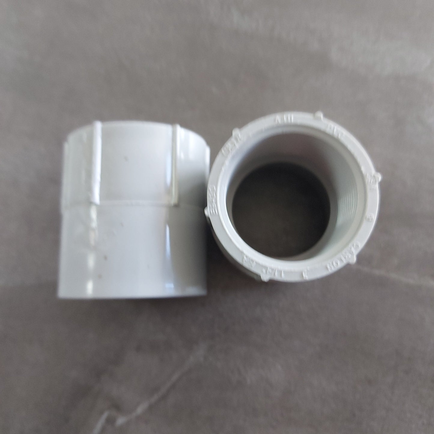 FEMALE ADAPTER 11/2 PVC GRIS